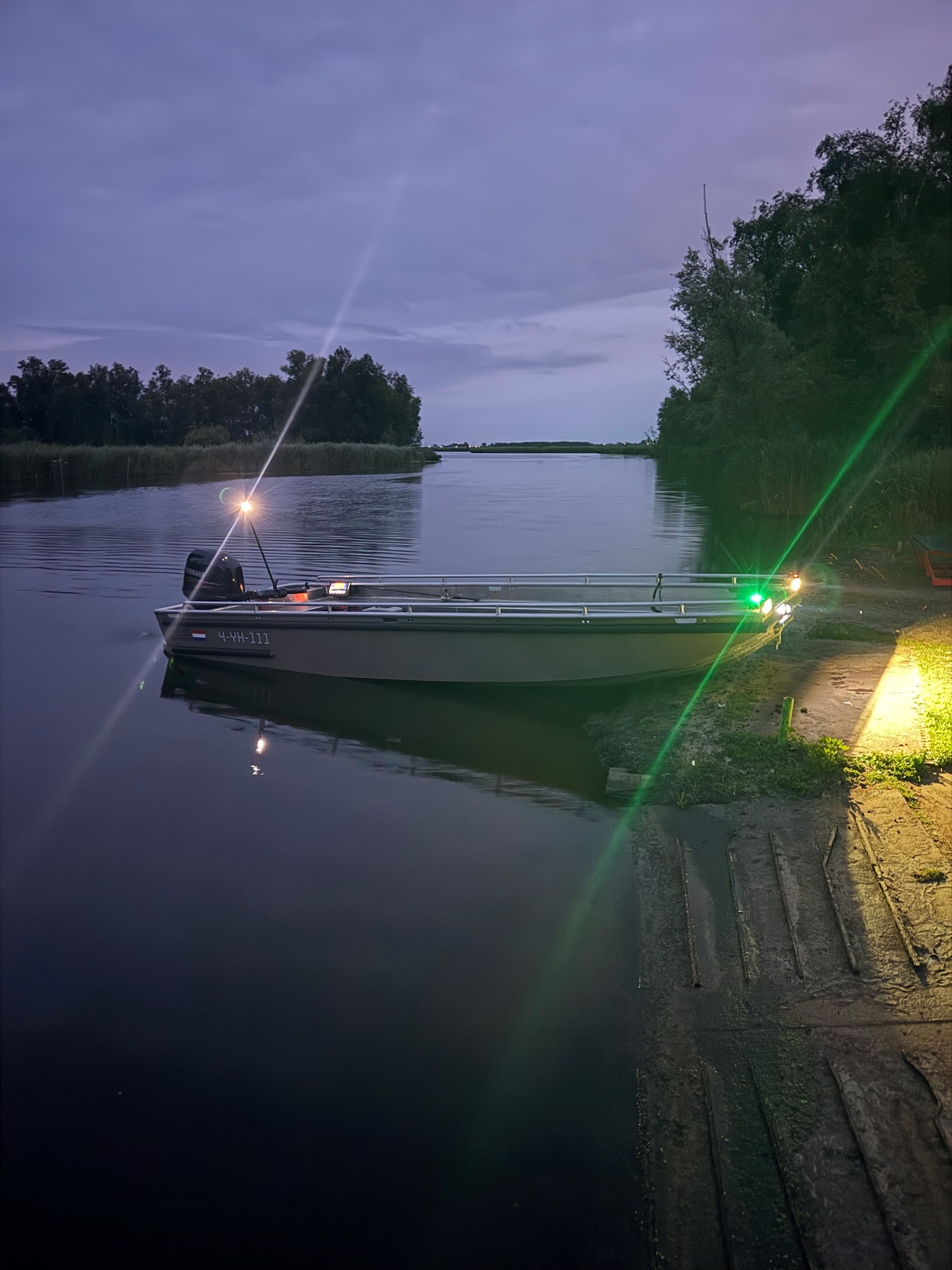 SR520 HD at dusk with navigation lights